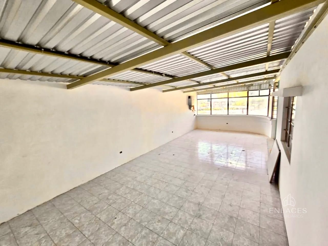 Zona 9 • Área de Bodega y Ofibodega en renta • Ciudad de Guatemala — Bodega / Ofibodega en Alquiler en Zona 9, Guatemala, Ciudad — foto 4 de 10