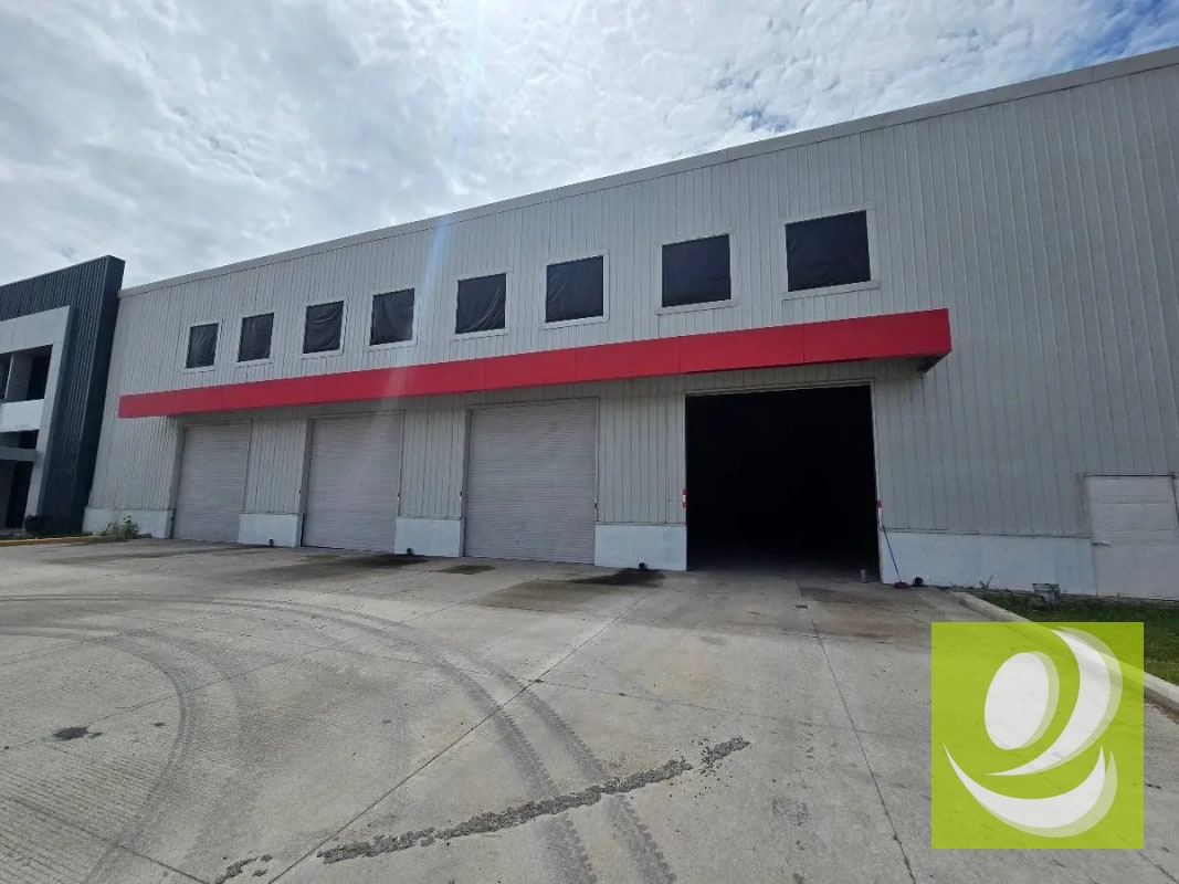 EN ALQUILER O VENTA BODEGA EN ZDEEP CERCA DE PUERTO QUETZAL - 1
