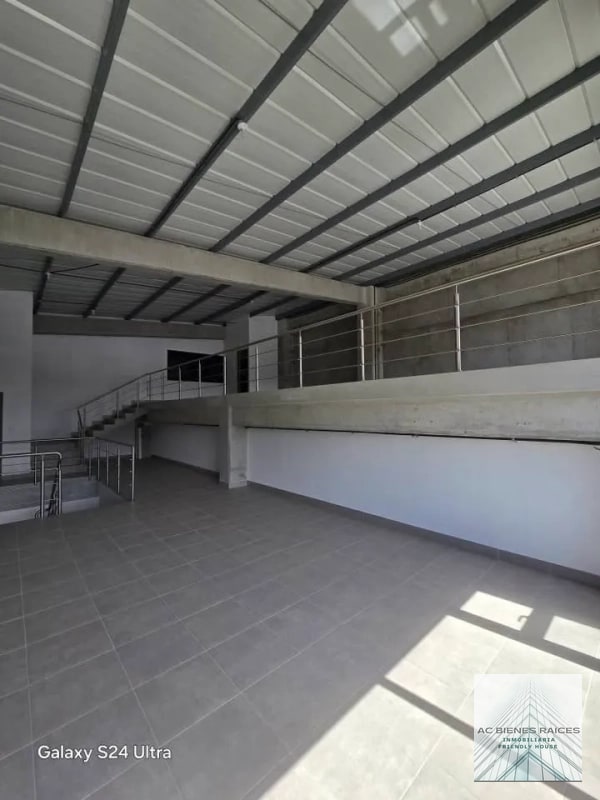 Bodegas renta Calzada La Paz zona 18 - 4