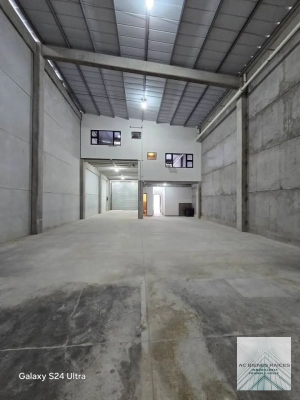 Bodegas renta Calzada La Paz zona 18 - 3