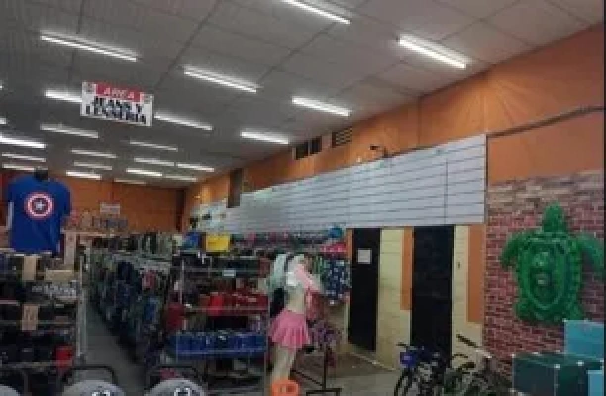 *PUERTO BARRIOS, VENDO PROPIEDAD COMERCIAL QUE INCLUYE BODEGAS, LOCALES Y OFICINAS* (+1) — Bodega / Ofibodega en Venta en Puerto Barrios, Izabal — foto 3 de 8